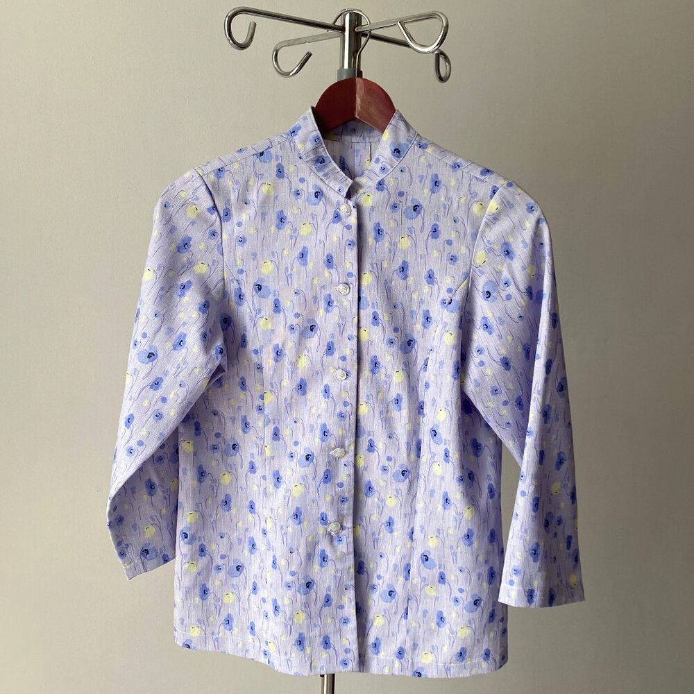 ☀️ Vintage Fitted Mao Collar Shirt – Lilac Yellow Floral No-Stretch / Size S
